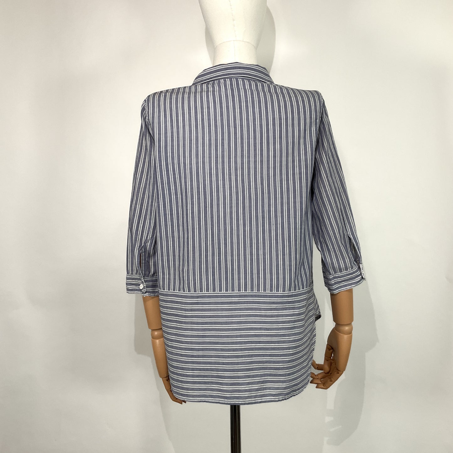 Camisa de Rayas Azul y Blanca – Marca Weekend, Talla M