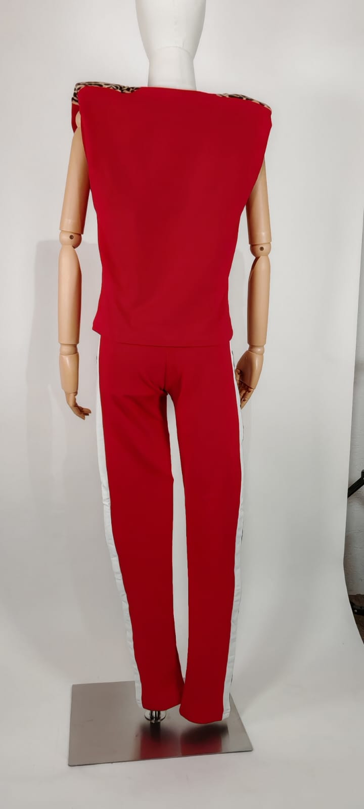 Conjunto Rojo con Animal Print – Estilo y Comodidad para tu Día Activo
