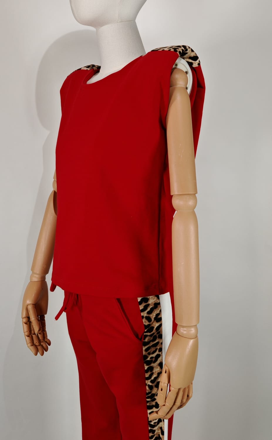 Conjunto Rojo con Animal Print – Estilo y Comodidad para tu Día Activo