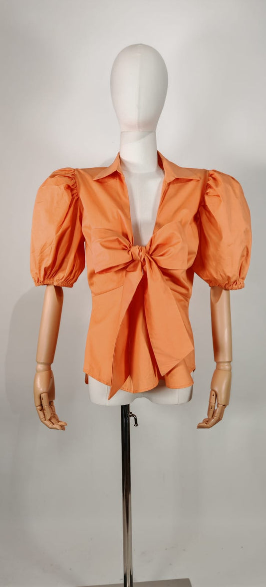 Blusa Chicways Naranja – Volumen y Estilo con un Lazo Protagonista