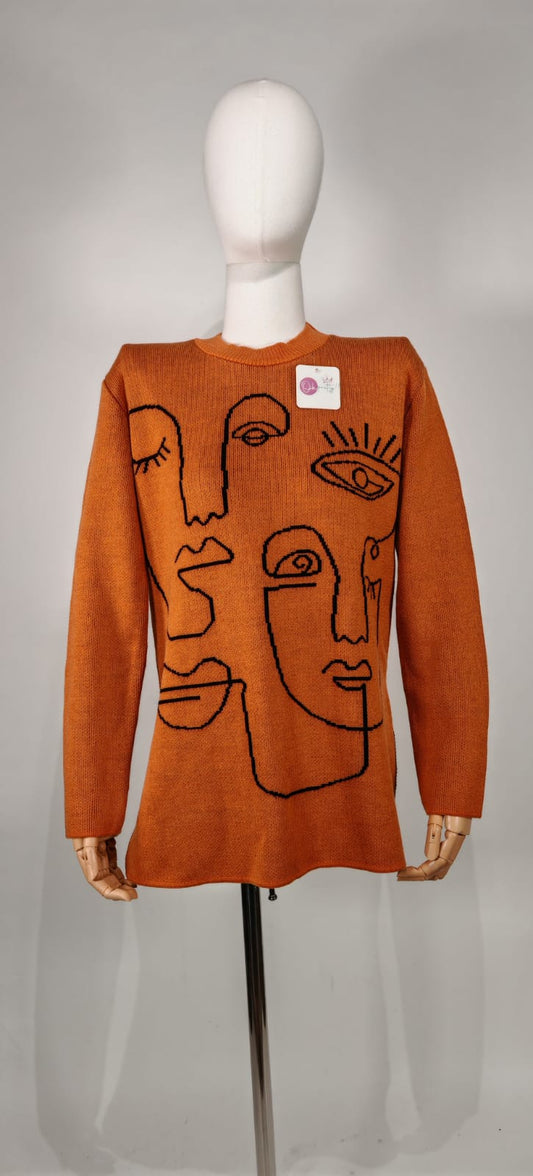 Suéter Marrón con Rostros Artísticos – Talla Única
