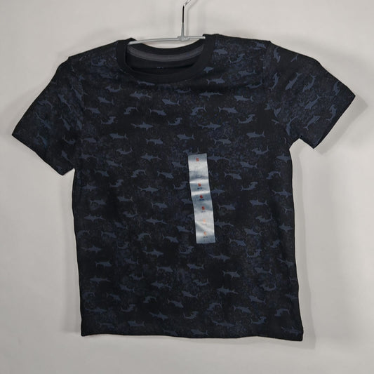 T-shirt Old Navy Tiburones – Talla 6/7 Niño