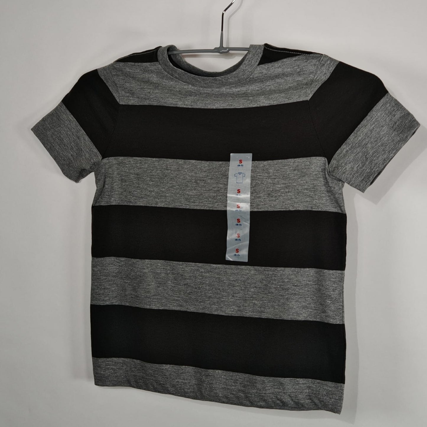 T-shirt Old Navy Rayas Gris y Negro – Talla 6/7 Niño
