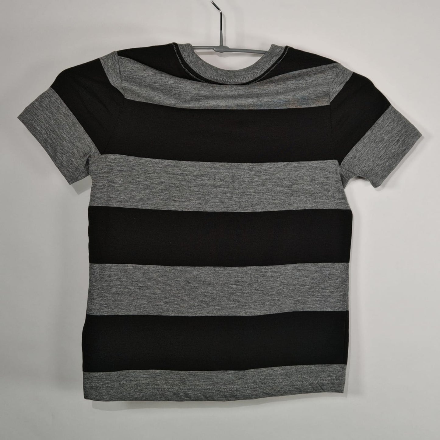 T-shirt Old Navy Rayas Gris y Negro – Talla 6/7 Niño