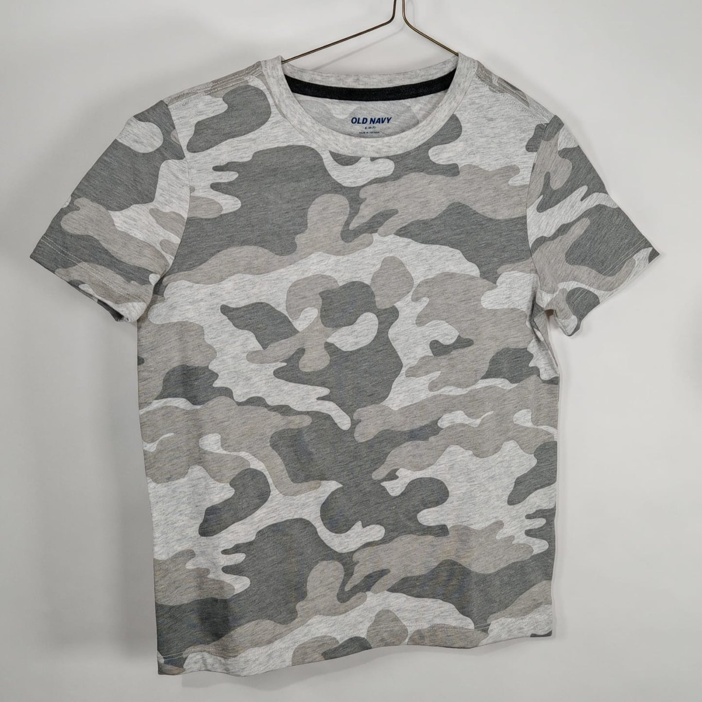T-shirt Old Navy Camuflaje Gris Claro – Talla 6/7 Niño