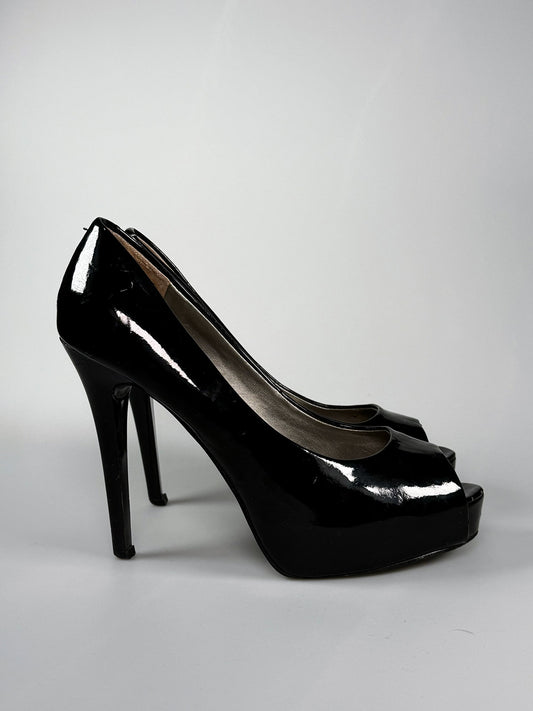Zapatillas Guess de Charol Negro – Elegancia Clásica y Sofisticación